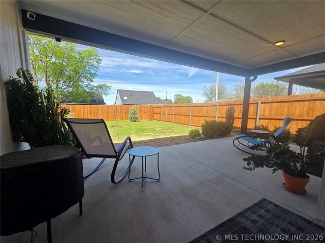 404 W Muskogee Avenue, Chouteau, OK 74337