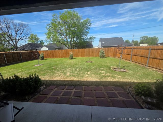 404 W Muskogee Avenue, Chouteau, OK 74337