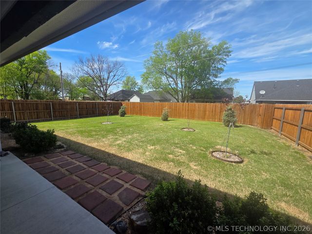 404 W Muskogee Avenue, Chouteau, OK 74337