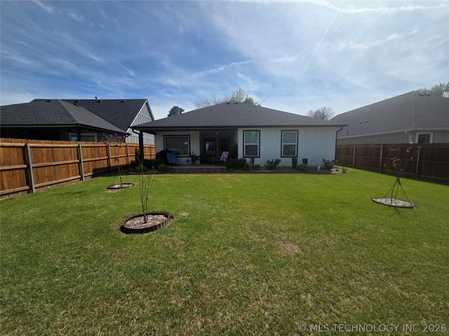 404 W Muskogee Avenue, Chouteau, OK 74337