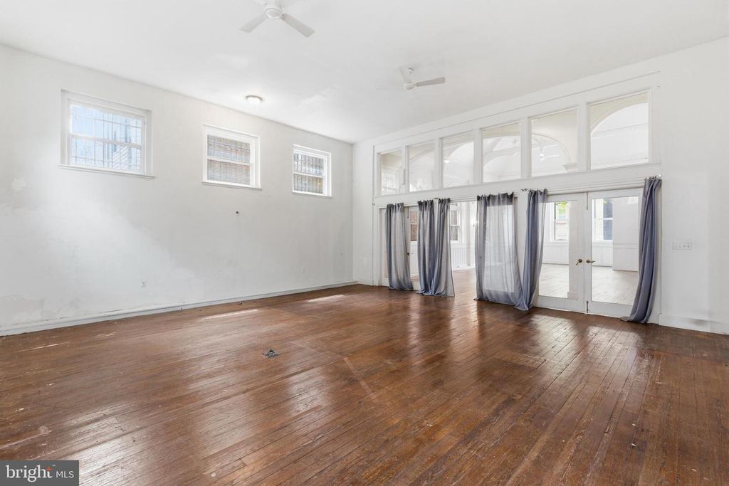 Image 19 of property listing at 1401 LIGHT ST, Baltimore, MD 21230