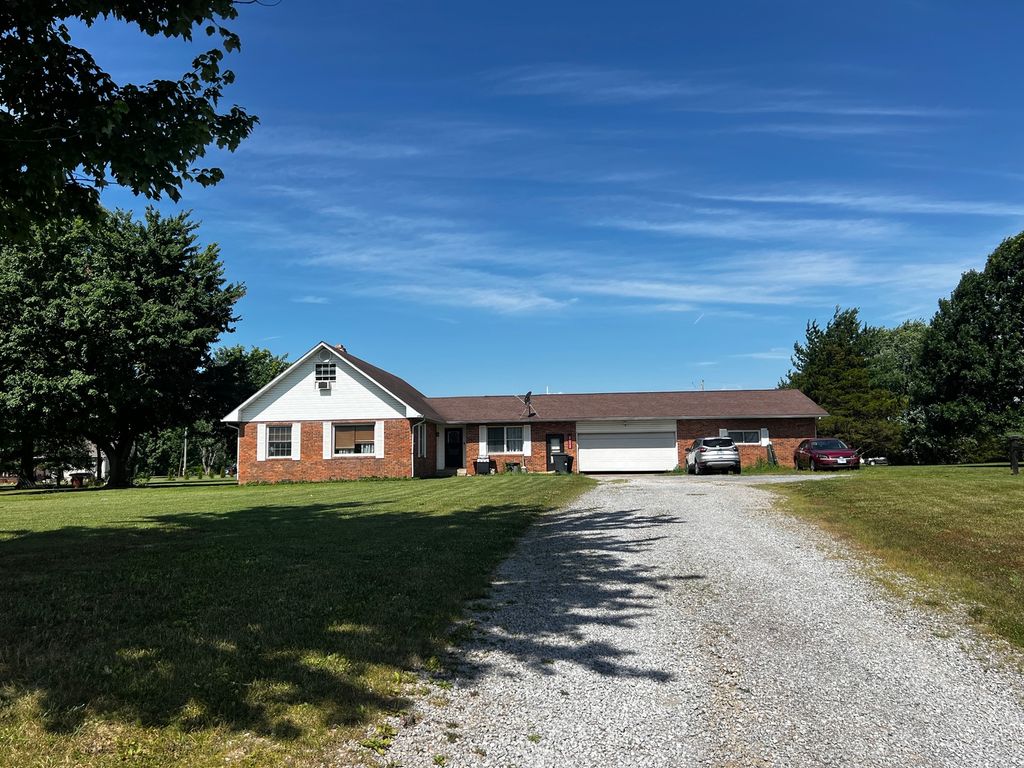 Image 1 of property listing at 10585 N Il Highway 142 Highway, Mt Vernon, IL 62864