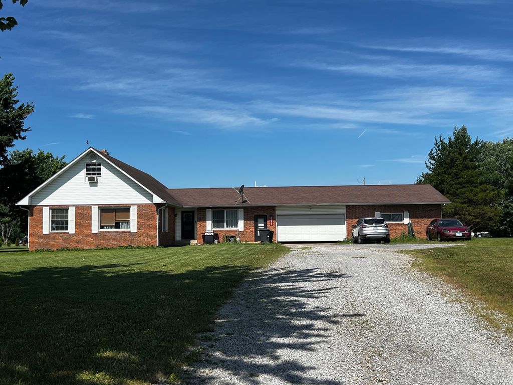 Image 2 of property listing at 10585 N Il Highway 142 Highway, Mt Vernon, IL 62864