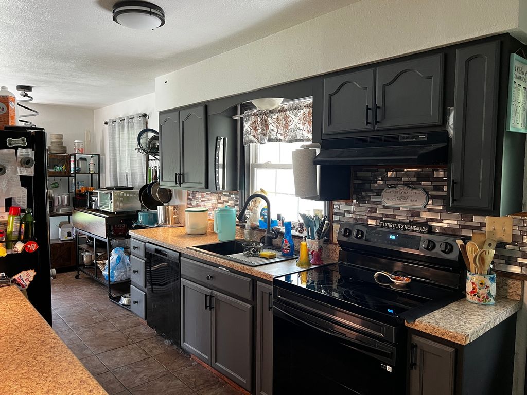 Image 15 of property listing at 10585 N Il Highway 142 Highway, Mt Vernon, IL 62864