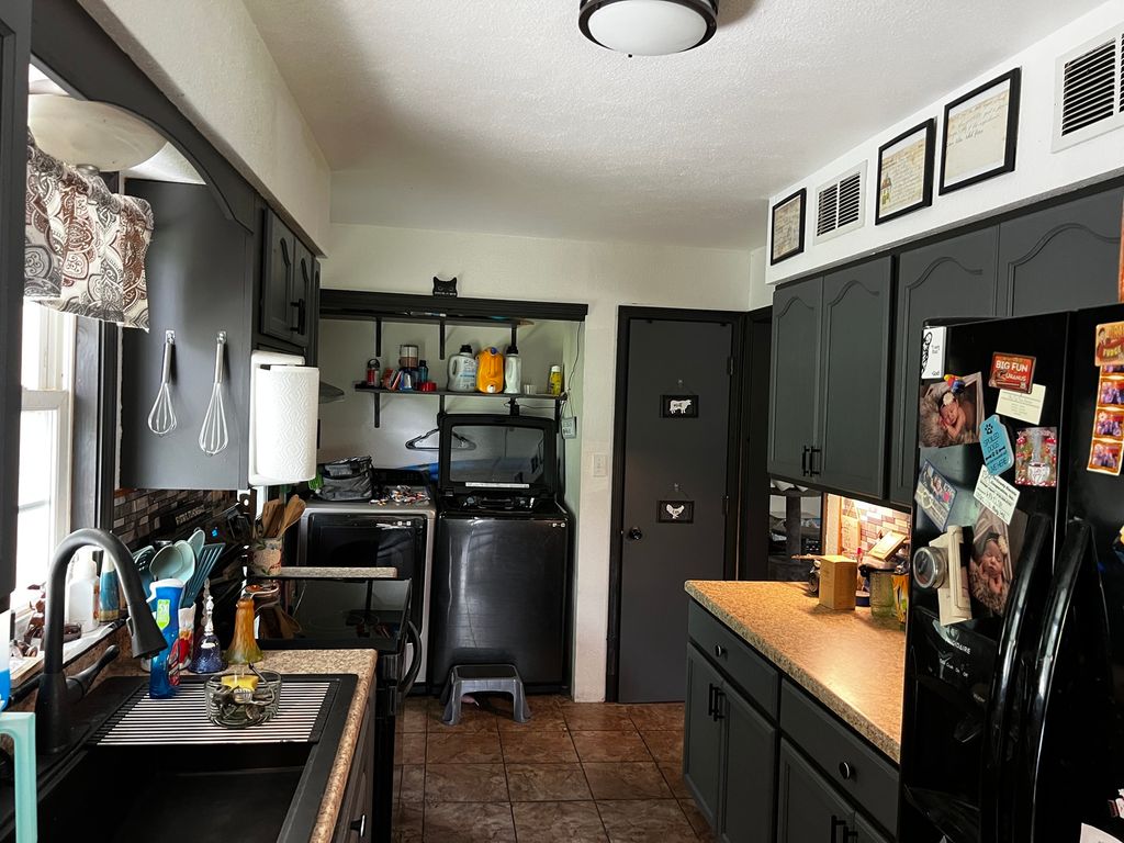 Image 16 of property listing at 10585 N Il Highway 142 Highway, Mt Vernon, IL 62864