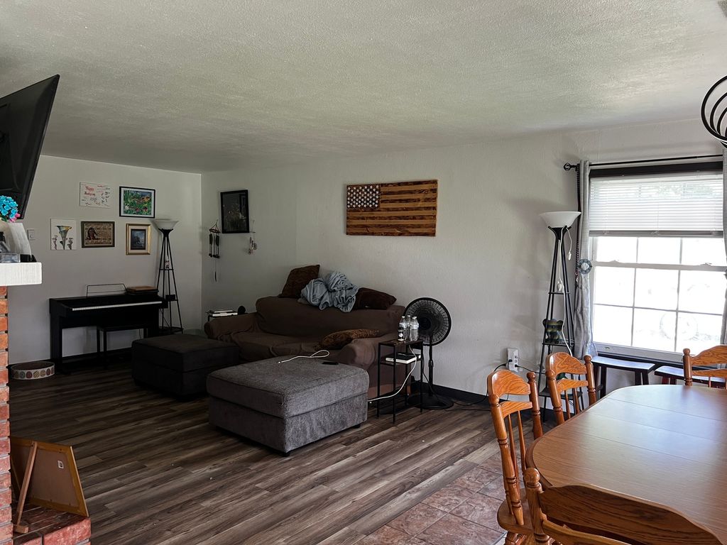 Image 18 of property listing at 10585 N Il Highway 142 Highway, Mt Vernon, IL 62864
