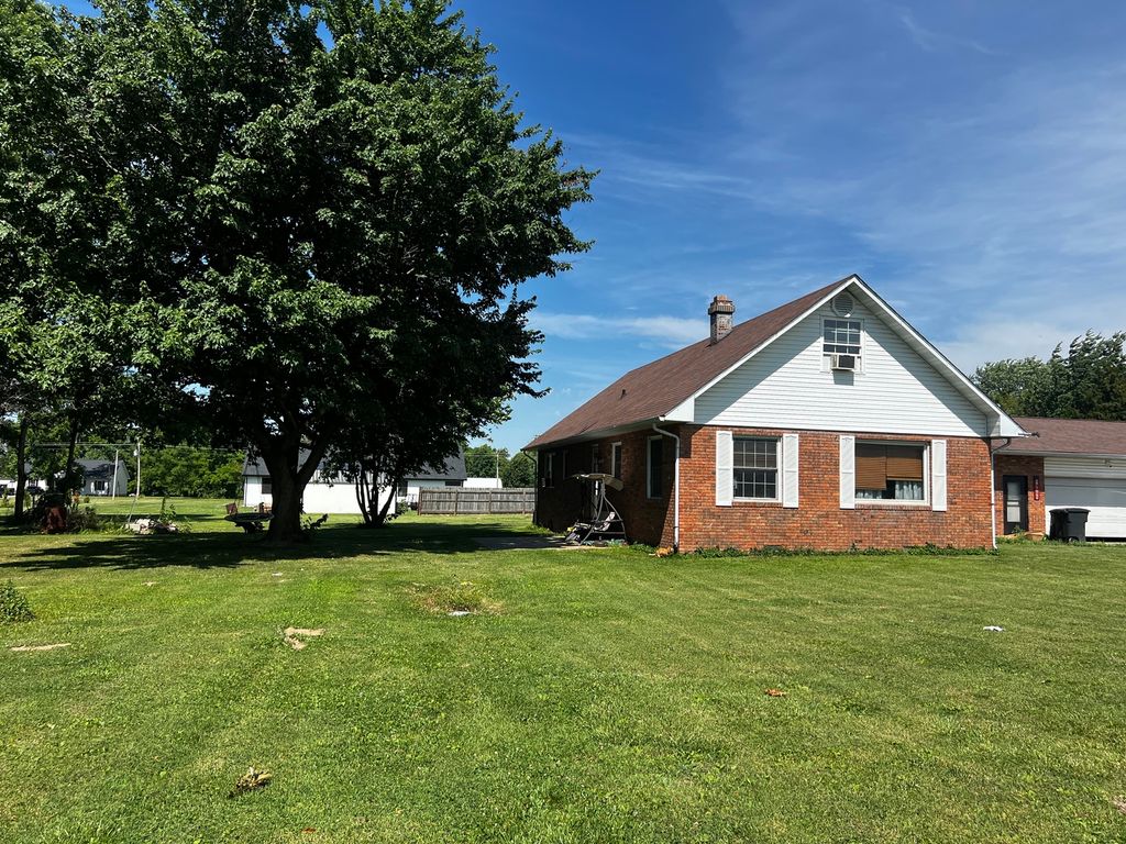 Image 3 of property listing at 10585 N Il Highway 142 Highway, Mt Vernon, IL 62864