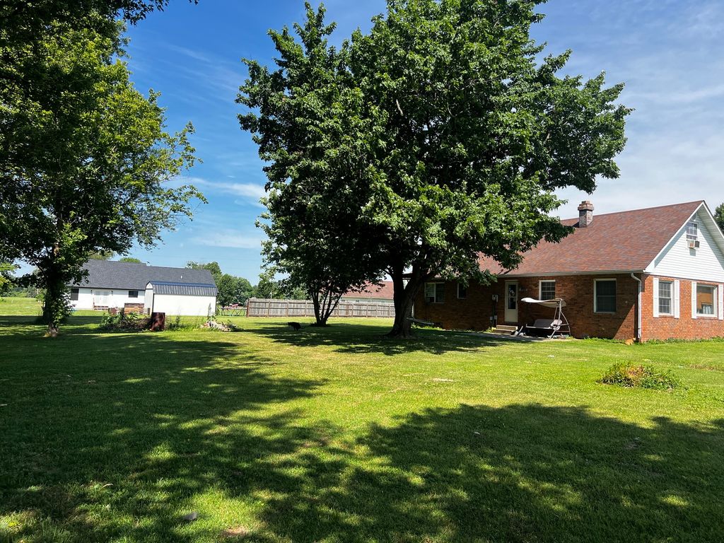 Image 4 of property listing at 10585 N Il Highway 142 Highway, Mt Vernon, IL 62864