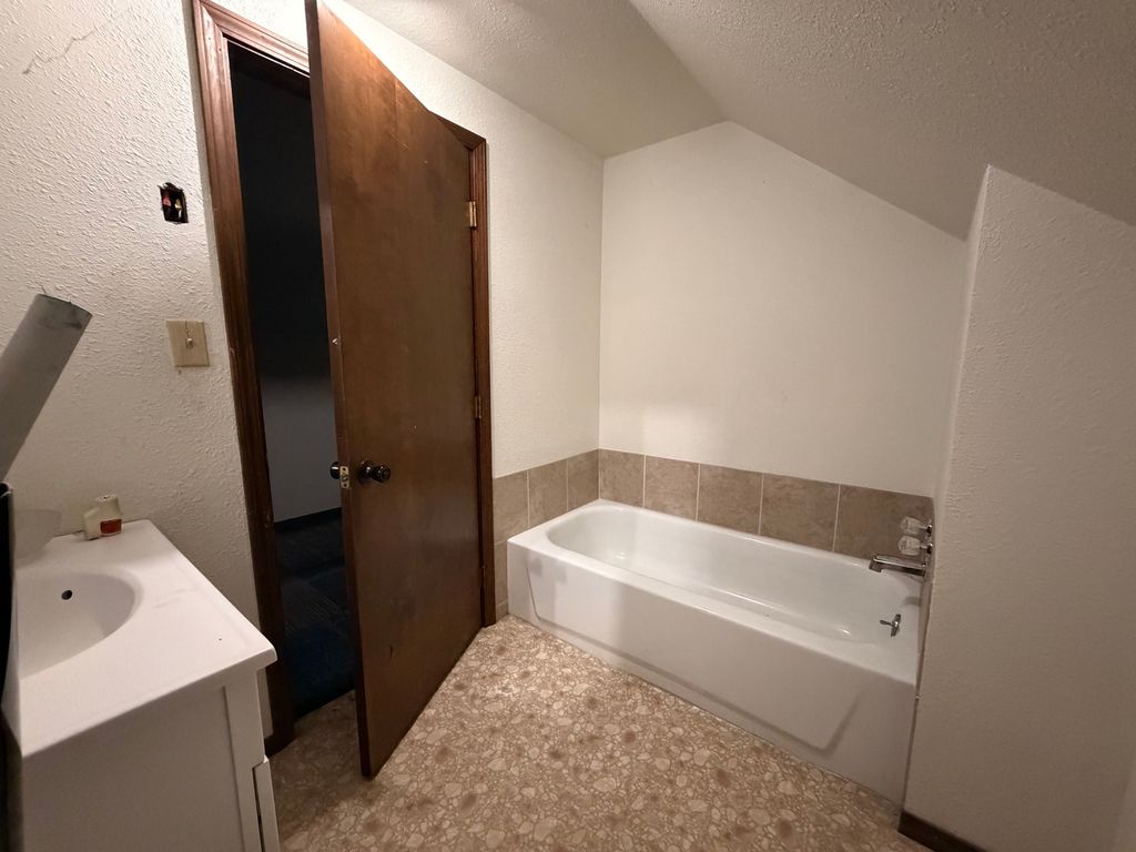 Image 32 of property listing at 10585 N Il Highway 142 Highway, Mt Vernon, IL 62864
