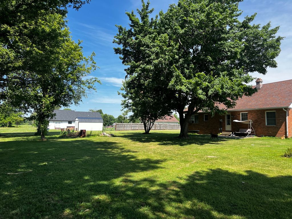 Image 5 of property listing at 10585 N Il Highway 142 Highway, Mt Vernon, IL 62864