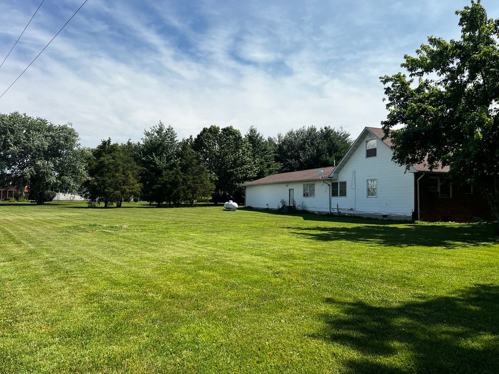 Image 6 of property listing at 10585 N Il Highway 142 Highway, Mt Vernon, IL 62864