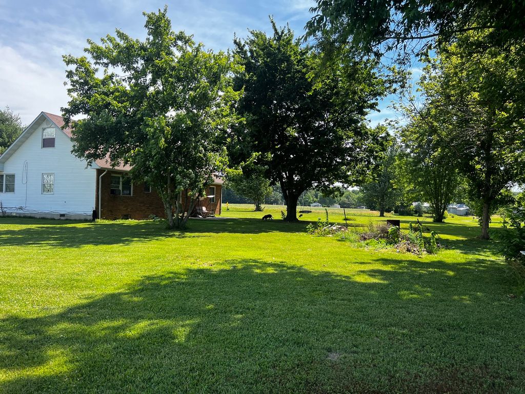 Image 7 of property listing at 10585 N Il Highway 142 Highway, Mt Vernon, IL 62864