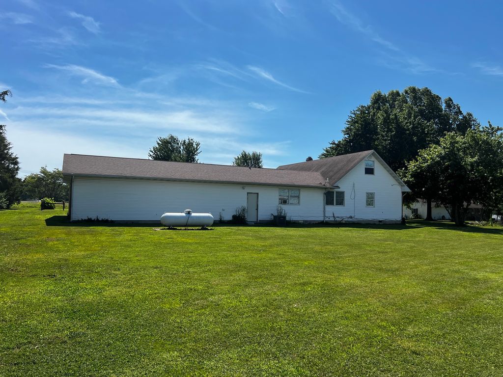 Image 8 of property listing at 10585 N Il Highway 142 Highway, Mt Vernon, IL 62864