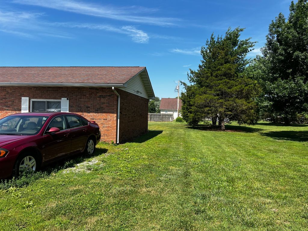 Image 9 of property listing at 10585 N Il Highway 142 Highway, Mt Vernon, IL 62864