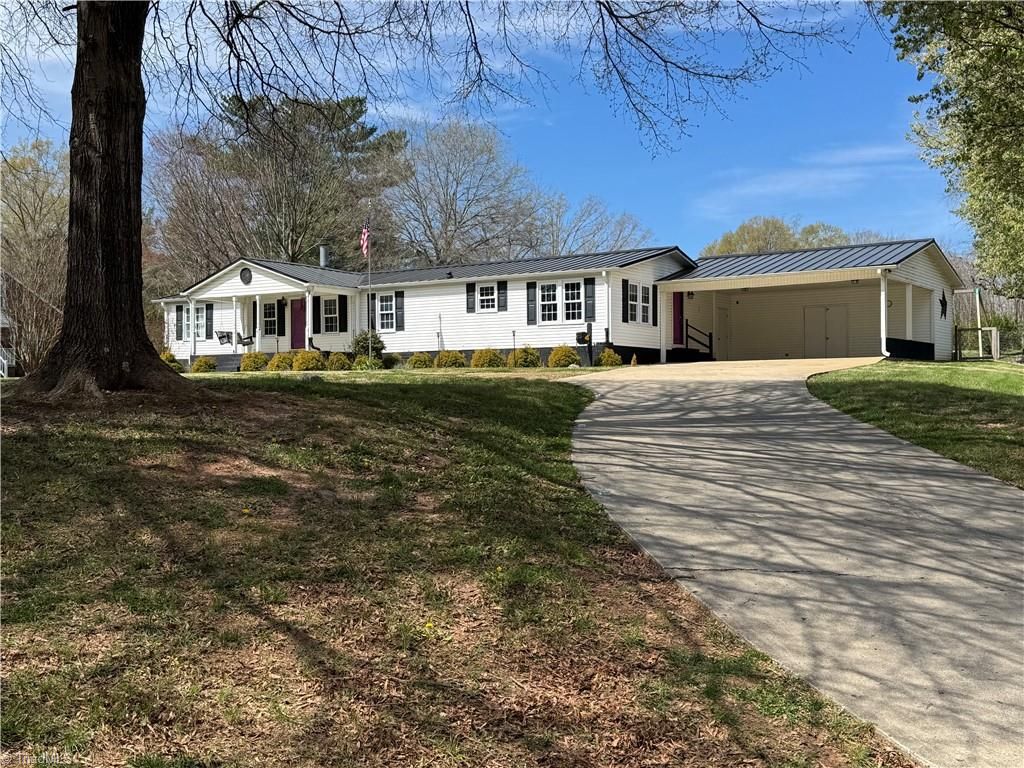 3932 Piney Mountain Road, Walnut Cove, NC 27052