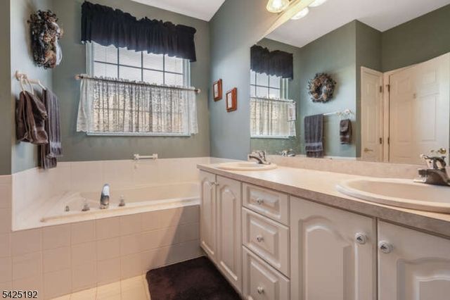 29 Victoria Dr, White Twp., NJ 07823