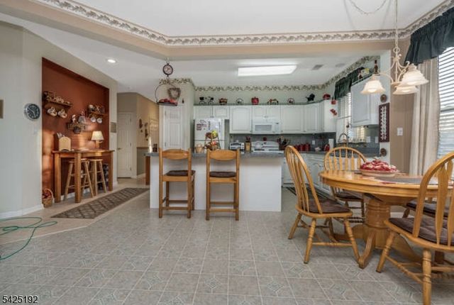 29 Victoria Dr, White Twp., NJ 07823