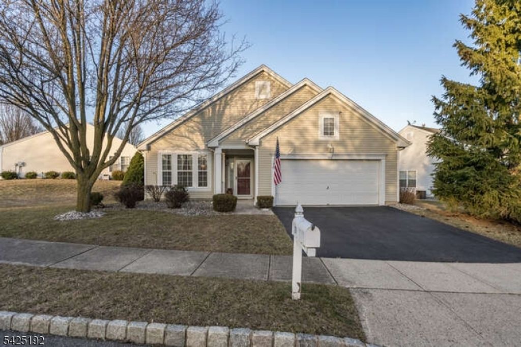 29 Victoria Dr, White Twp., NJ 07823