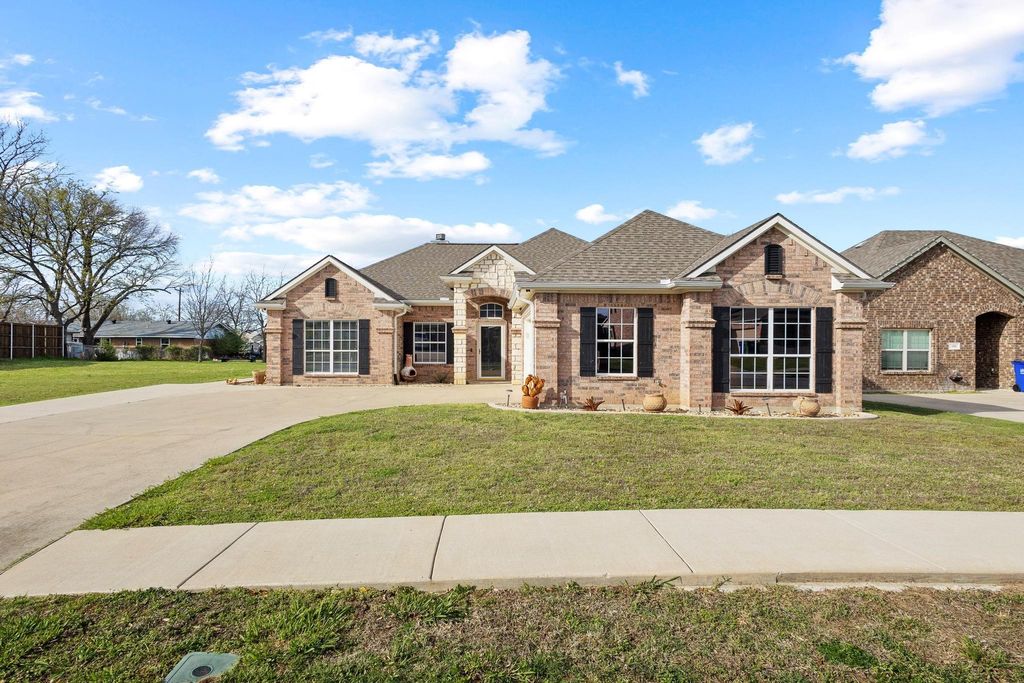 108 Ashlyn Court, Whitesboro, TX 76273