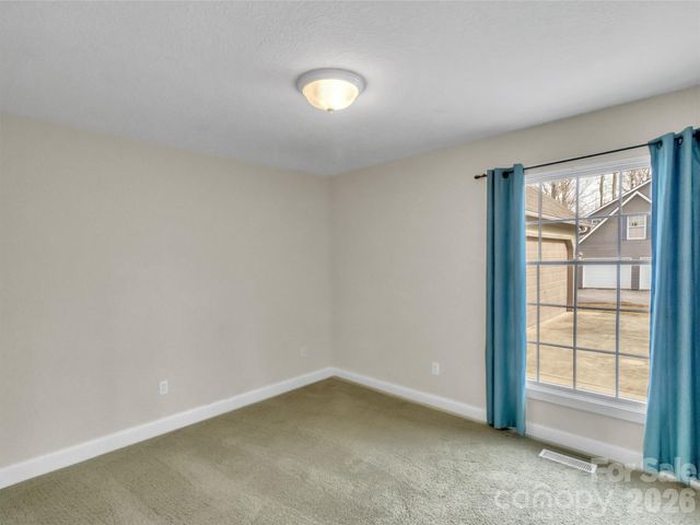 303 E Forest Place 13, Candler, NC 28715