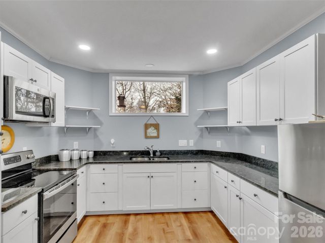 303 E Forest Place 13, Candler, NC 28715