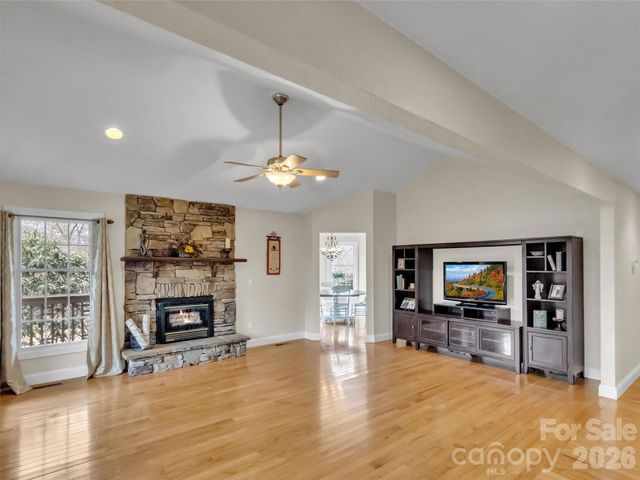 303 E Forest Place 13, Candler, NC 28715
