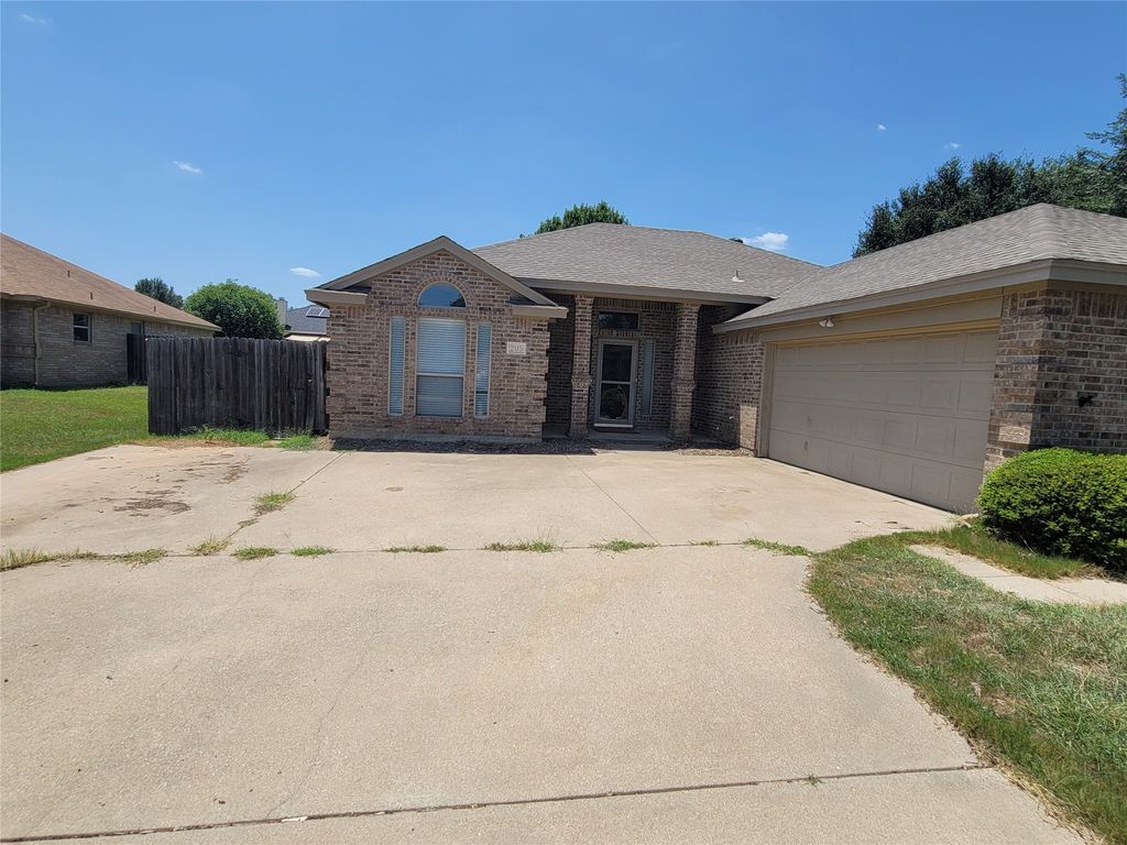 205 Willow Creek Drive, Weatherford, TX 76085