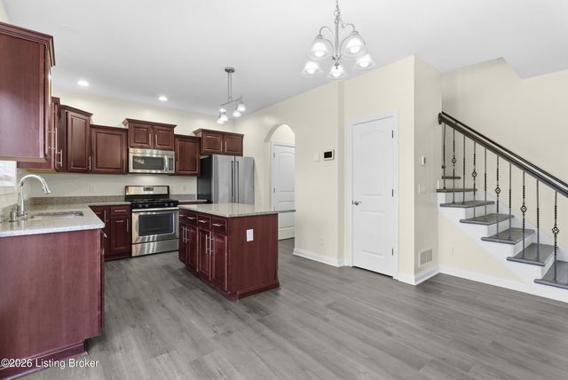 3918 Bristol Oaks Dr, Louisville, KY 40299