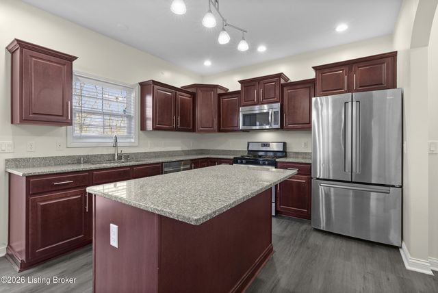 3918 Bristol Oaks Dr, Louisville, KY 40299