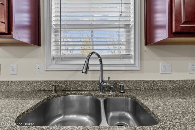 3918 Bristol Oaks Dr, Louisville, KY 40299