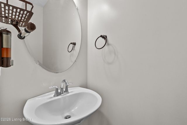 3918 Bristol Oaks Dr, Louisville, KY 40299