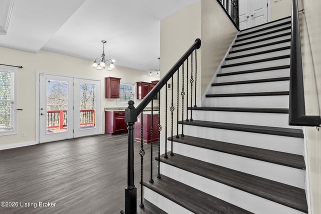 3918 Bristol Oaks Dr, Louisville, KY 40299