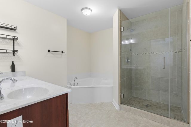 3918 Bristol Oaks Dr, Louisville, KY 40299