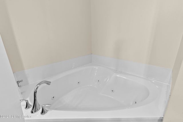 3918 Bristol Oaks Dr, Louisville, KY 40299