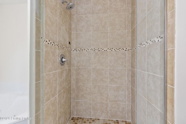 3918 Bristol Oaks Dr, Louisville, KY 40299