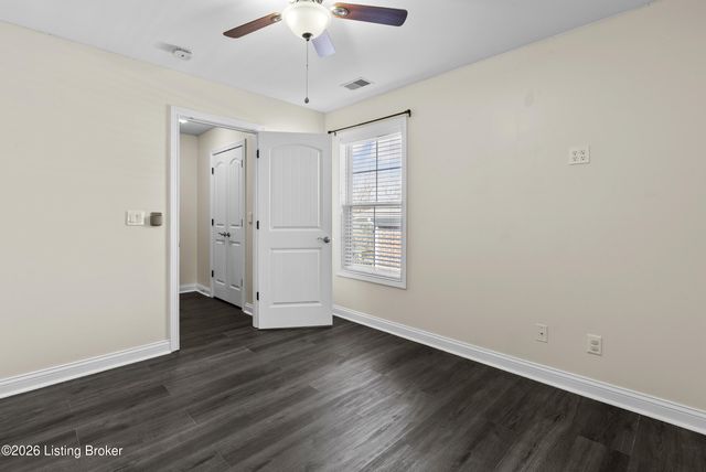 3918 Bristol Oaks Dr, Louisville, KY 40299