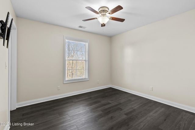 3918 Bristol Oaks Dr, Louisville, KY 40299