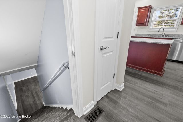 3918 Bristol Oaks Dr, Louisville, KY 40299