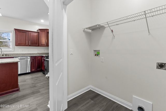 3918 Bristol Oaks Dr, Louisville, KY 40299