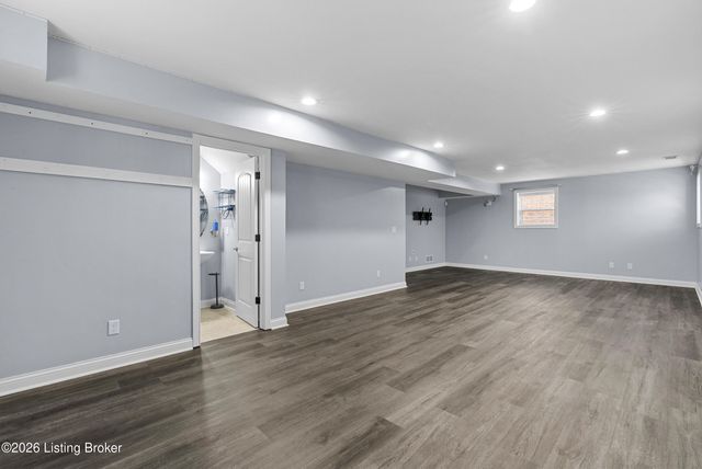 3918 Bristol Oaks Dr, Louisville, KY 40299