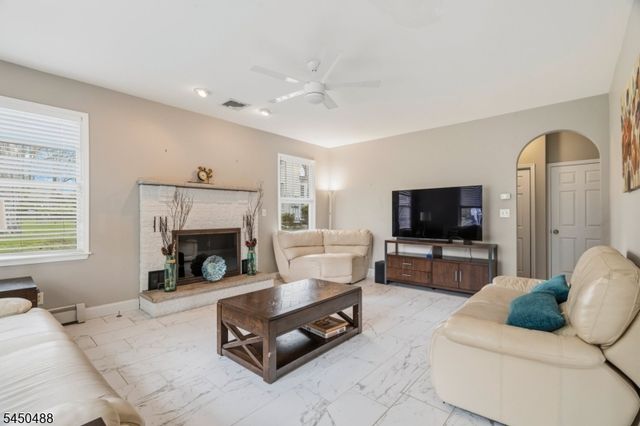 20 Greenbriar Ct, Boonton Town, NJ 07005
