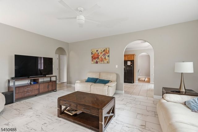 20 Greenbriar Ct, Boonton Town, NJ 07005