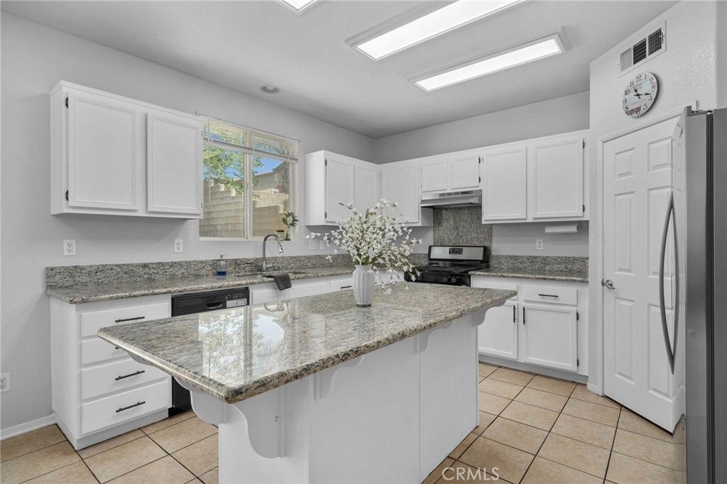 Image 9 of property listing at 15446 Buchanan, Fontana, CA 92336