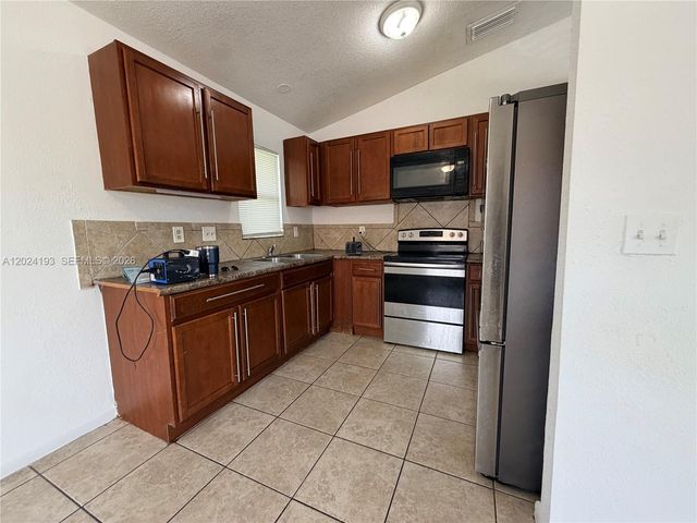 408 NW 12th St, Florida City, FL 33034
