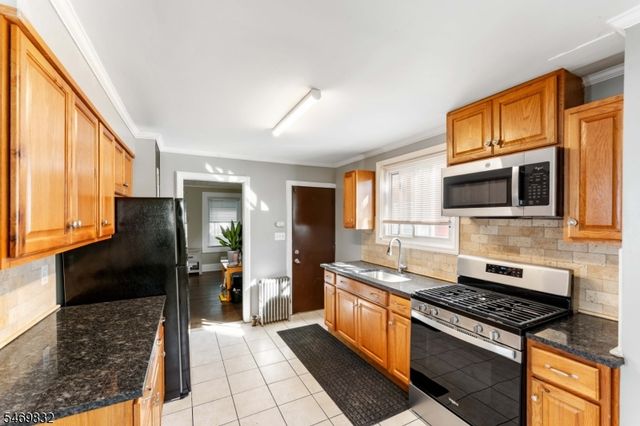 830 Gibbons Ct, Elizabeth City, NJ 07202