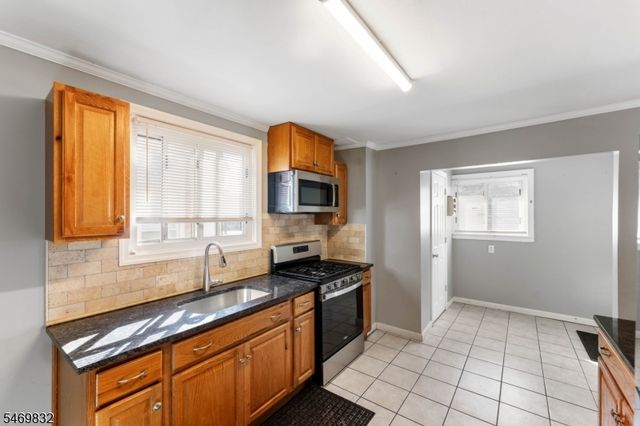 830 Gibbons Ct, Elizabeth City, NJ 07202