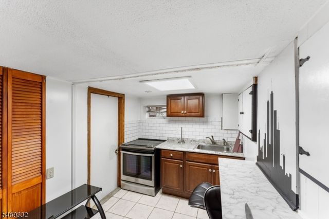 830 Gibbons Ct, Elizabeth City, NJ 07202