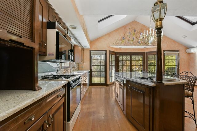 72 Stivaletta Dr, Dedham, MA 02026