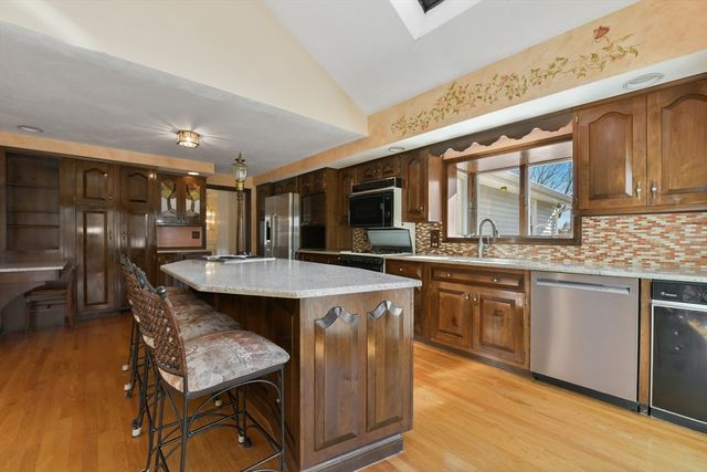 72 Stivaletta Dr, Dedham, MA 02026