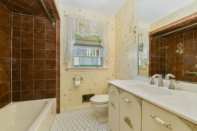 72 Stivaletta Dr, Dedham, MA 02026